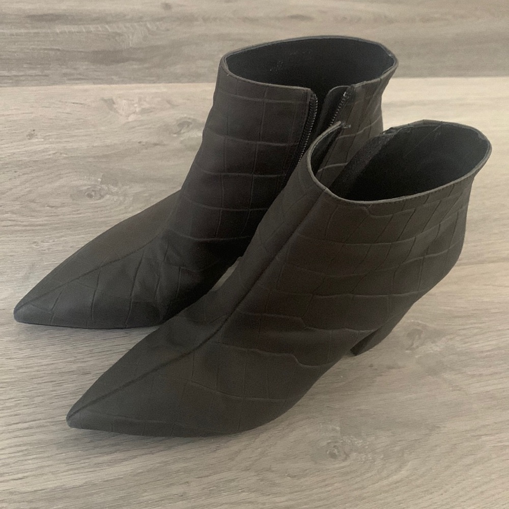 Charcoal grey/green boots